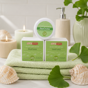 Im Focus : Runde weiße Kunststoffdose mit Schraubdeckel 50ml, mit grünem Rundetikett, gefüllt mit weißer Deocreme Ginkgo Limette im Badezimmer
