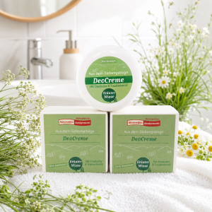Im Focus : Runde weiße Kunststoffdose mit Schraubdeckel 50ml, mit grünem Rundetikett, gefüllt mit weißer Deocreme Kräuterwiese im Badezimmer