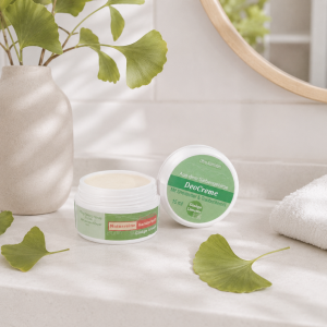 Im Focus : Runde weiße Kunststoffdose mit Schraubdeckel 15ml, mit grünem Rundetikett, gefüllt mit weißer Deocreme Gingko Limette