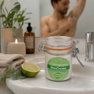 Im Focus : Rundes helles Bügelglas mit Deckel 45ml, mit grünem Rundetikett, gefüllt mit weißer Deocreme Ginkgo Limette. Hintergrund Mann der sich die Deocreme in die Achsel eincremt