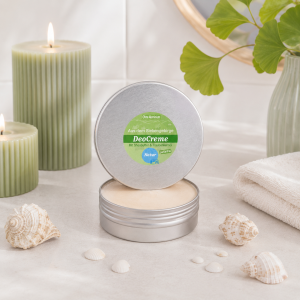Im Focus : Runde Blechdose mit Schraubdeckel 100ml, mit grünem Rundetikett, gefüllt mit weißer Deocreme Gingko Limette