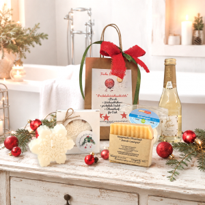 1 Weihnachtstüte mit: Sekt, handgemachter Seife, 1 Badekugel, 1 Sojawachskerze, stehend auf einer Anrichte im Badezimmer