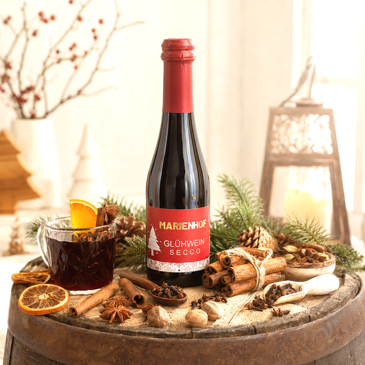 Runde helle Flasche Piccolo mit Glühwein Secco 750 ml, stehend auf einem Fass mit Glühweingewürze