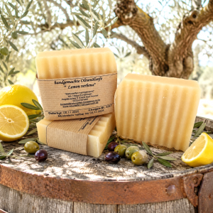 Handgemachte Olivenölseife Lemon verbena Lemon verbena mit Zitronen, Oliven und Olivenzweigen in mediteraner Dekoration