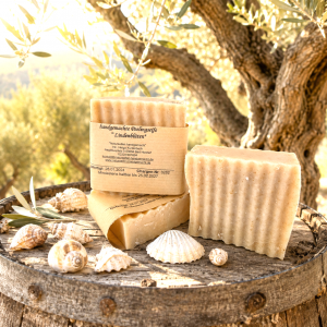 Handgemachte Olivenölseifen Lindenblüte mit Peeling mit Muscheln in mediteraner Dekoration
