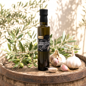 Im Focus: Dunkle Glasflasche 200ml mit Schraubverschluss, gefüllt mit Olivenöl Knoblauch in Mediteraneratmosphäre