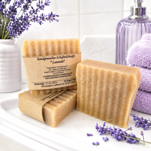 3 handgemachte Schafsmilchseife Lavendel, liegend am Waschbecken