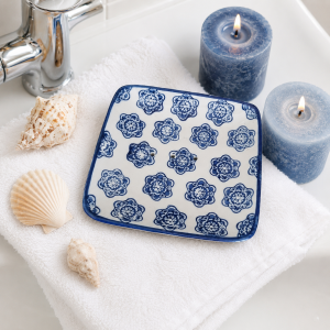 Creme farbige Seifenablage quadratisch mit blauen Ornamenten
