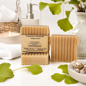 Drei handgemachte geriffelte, quadratische handgemachte Stutenmilchseife mit dem Duft Ginkgo Limette, im Badezimmer