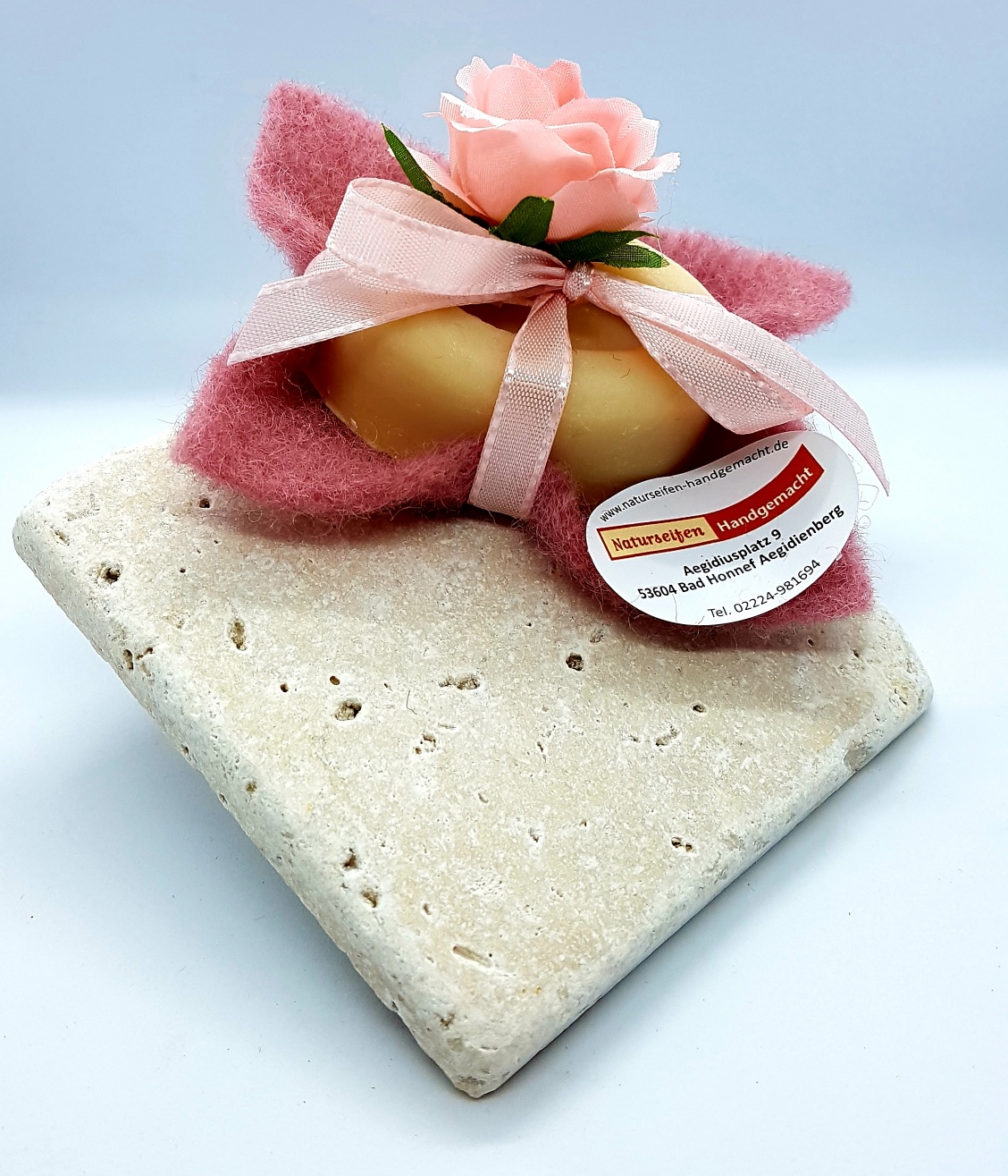 Quadratischer Naturstein mit handgemachter Stutenmilchseife Rosenduft