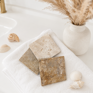 3 Quadratischer Naturstein liegend auf einem Handtuch im Badezimmer