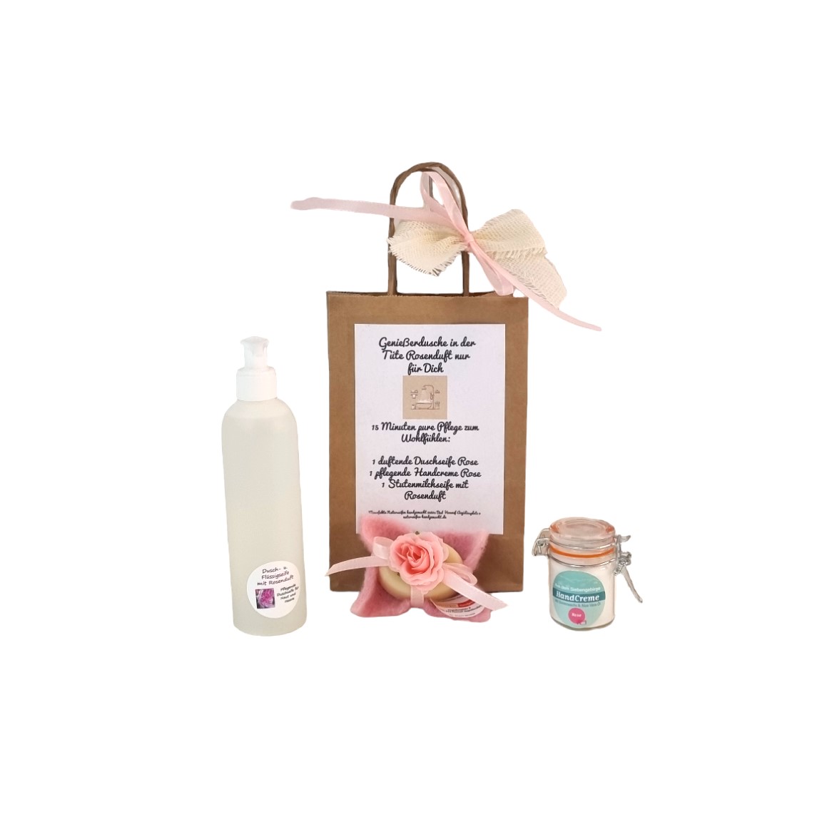 Im Focus: 1 Flasche Duschseife Rose, 1 rosa Filzseife mit Rosenduft und 1 Handcreme 45ml mit Rosenduft. Hintergrund eine Papiertüte die Verpackung für das Geschenk