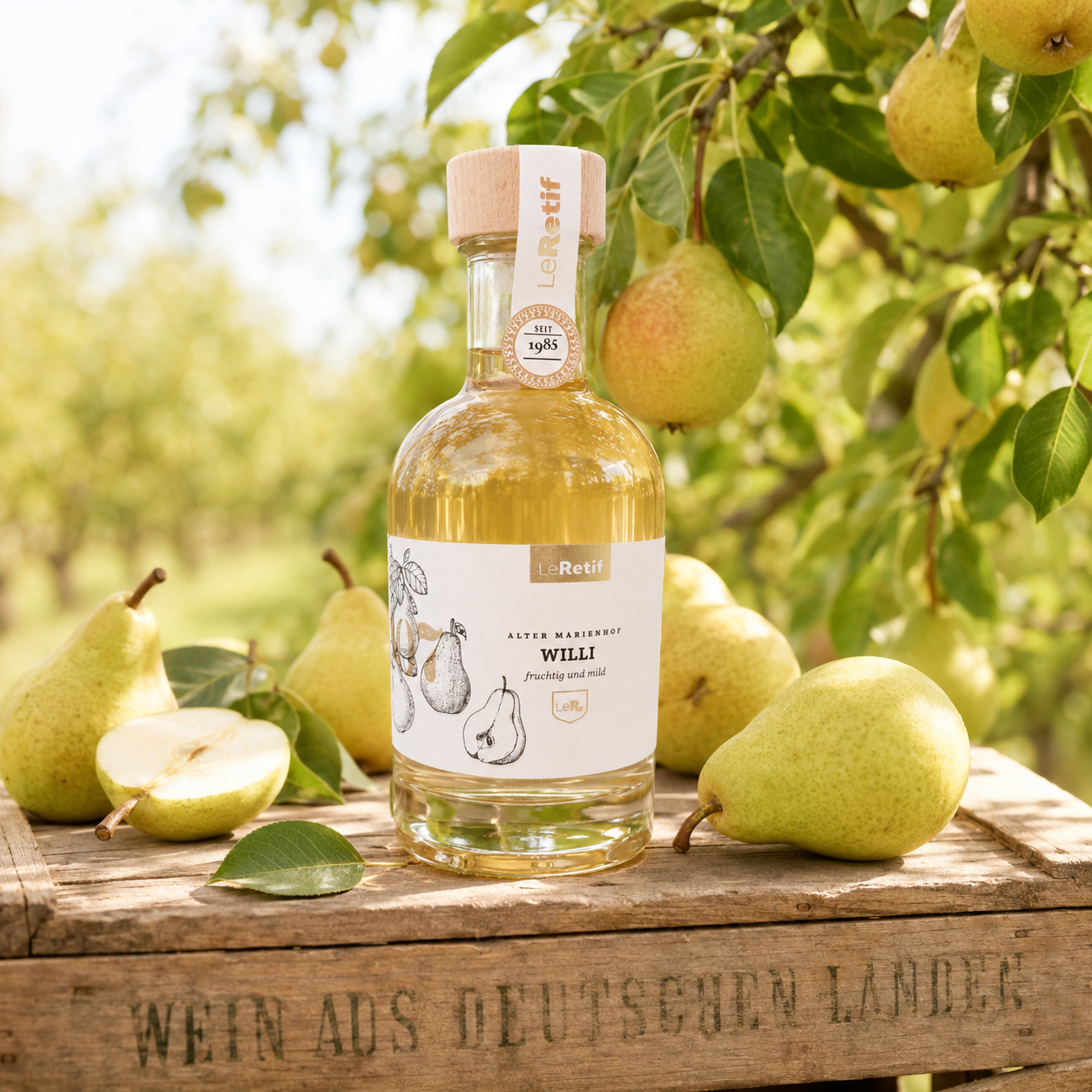 Runde helle Flasche gefüllt mit Willi Spirituose aus der Pfalz Marienhof Venningen, Hintergrund Gartenatmosphäre